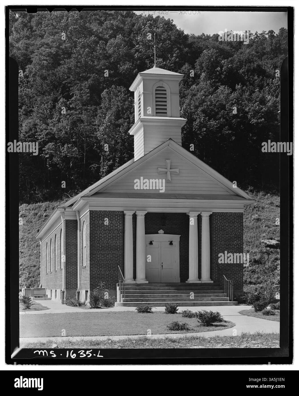 Une église dans un projet de logement d’entreprise pour les mineurs à la mine Kopperston de Koppers Coal Division, avec le sous-sol doublé comme espace de réunion communautaire. Archives nationales. Banque D'Images