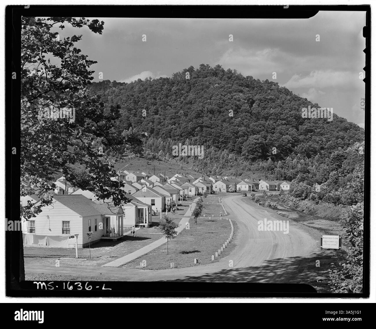 Une vue de la rue principale du projet de logement de la société pour les mineurs à la mine Kopperston de la Koppers Coal Division dans le comté de Wyoming, Virginie-occidentale. Banque D'Images