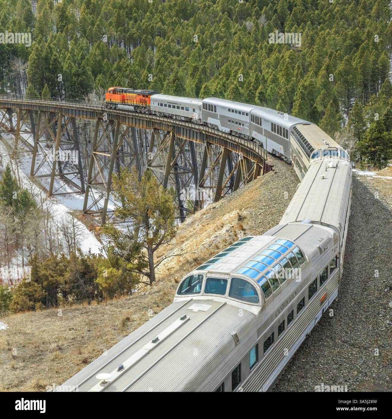 le train de passagers partant de mullan passe au-dessus d'un tréteau près d'austin, montana Banque D'Images
