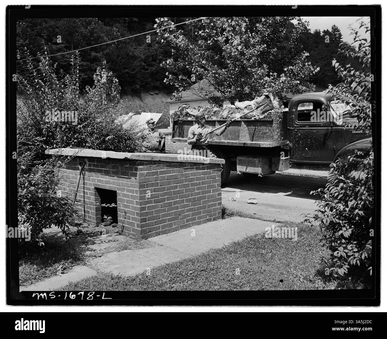 À la mine Kopperston de la division Koppers Coal dans le comté de Wyoming, en Virginie-occidentale, les ordures sont ramassées dans un abri d’élimination des logements et transportées par camion vers une région montagneuse éloignée, mettant en valeur les pratiques de gestion des déchets dans la communauté minière. Banque D'Images