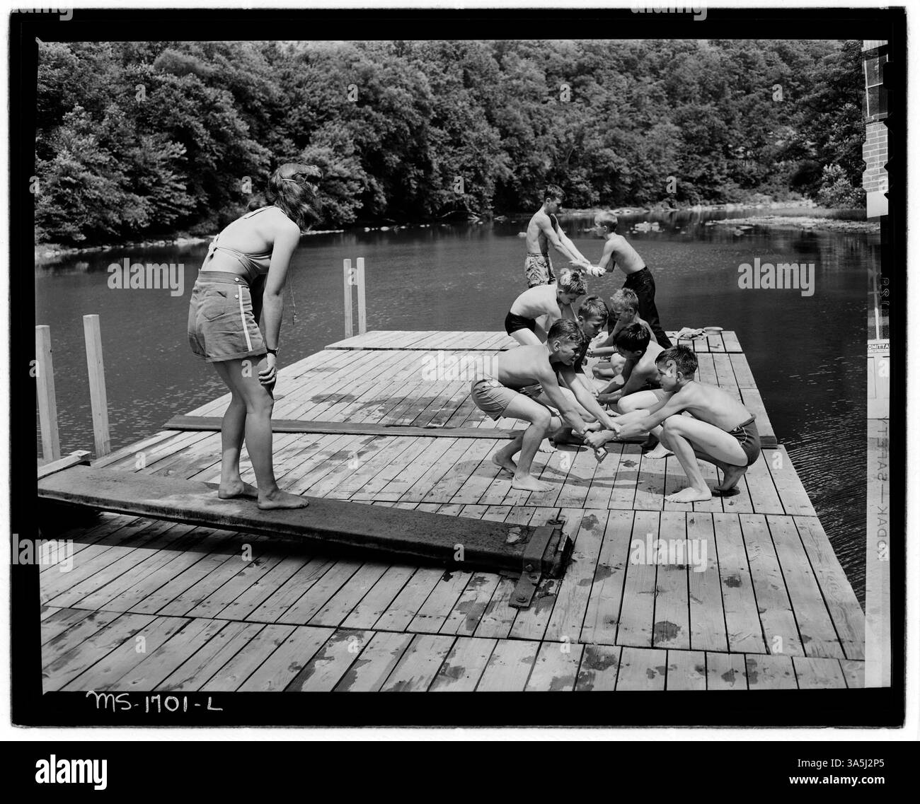 Les campeurs des camps de loisirs Koppers, Camp Thomas E. Lightfoot à Hinton, en Virginie-occidentale, apprennent des techniques de sauvetage auprès d'un instructeur au bord de l'eau dans cette photographie de 1946. Banque D'Images