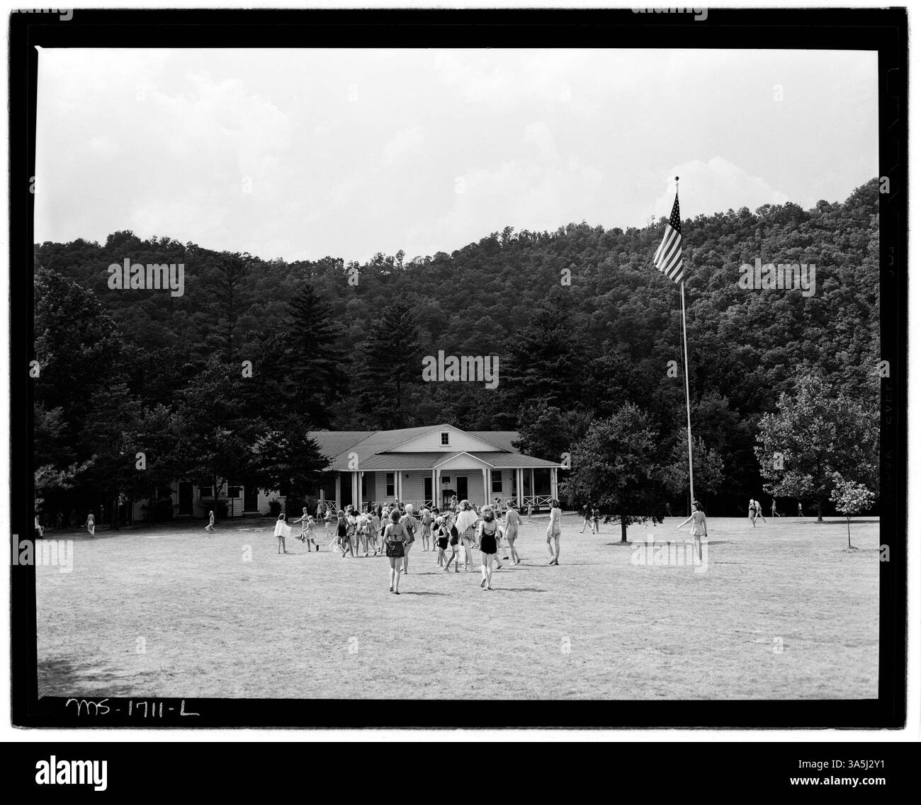 Les campeurs se rassemblent dans la salle à manger du Camp Thomas E. Lightfoot à Hinton, comté de Summers, Virginie-occidentale, pour le repas de midi. Le camp était une installation récréative pour les familles associées à Koppers Coal. Banque D'Images