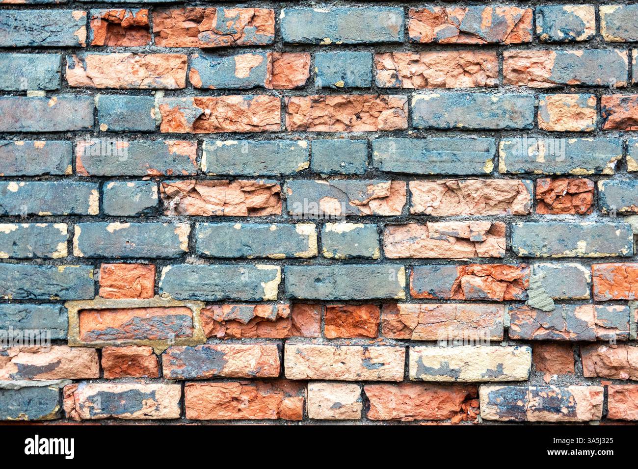 Mur de briques en ruine très abîmé Banque D'Images