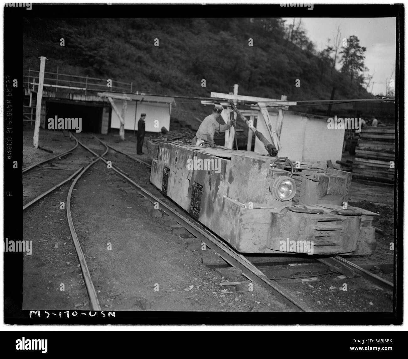 Un moteur utilisé pour les voitures de navette de la mine Pursglove Coal Mining Company #2 dans le comté de Monongalia, en Virginie-occidentale. La photo, prise en 1946, montre les principaux équipements miniers. Banque D'Images