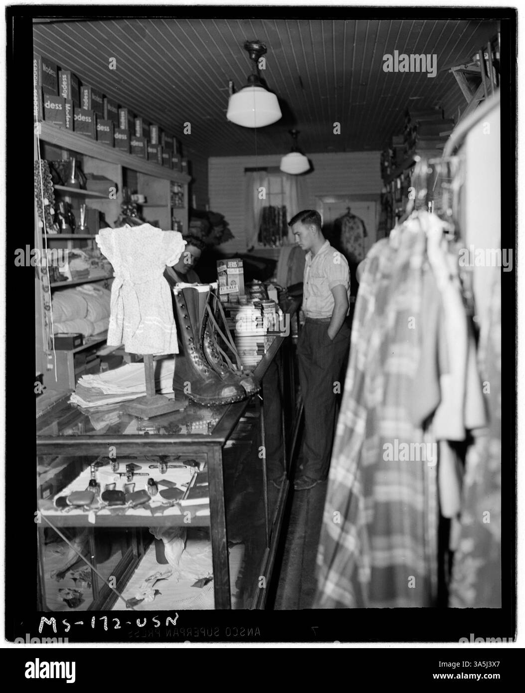 L'intérieur d'un magasin de la Christopher Coal Company's Christopher #3 mine à Osage, comté de Monongalia, Virginie-occidentale. Cette photographie de 1946 illustre l'environnement de vente au détail où les mineurs achetaient des marchandises. Banque D'Images