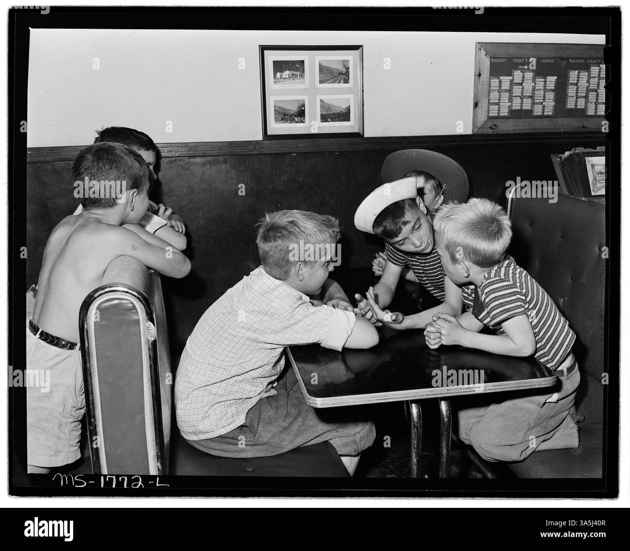 Les enfants des mineurs sont assis dans le stand d'un grill appartenant à l'entreprise, qui sert de lieu de rassemblement social pour la communauté minière à Kopperston Mines de la division Koppers Coal dans le comté de Wyoming, en Virginie-occidentale. Banque D'Images
