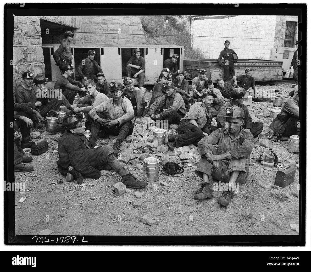Les mineurs attendent à l’embouchure de la dérive des mines Kopperston de la division Koppers Coal dans le comté de Wyoming, en Virginie-occidentale, avant le voyage de l’homme de l’après-midi, une partie essentielle du calendrier des quarts de travail miniers. Banque D'Images