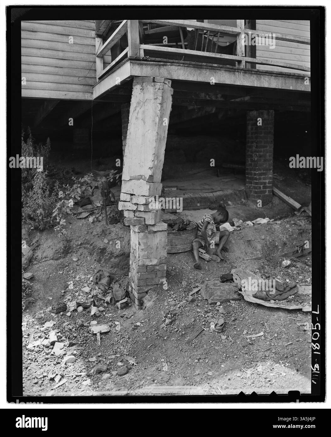 Un pilier qui soutient le porche de la maison d’un mineur à la mine Mullens Smokeless Coal Company à Harmco, dans le comté du Wyoming, en Virginie-occidentale, démontre la conception de logements d’entreprise pour les travailleurs. Banque D'Images