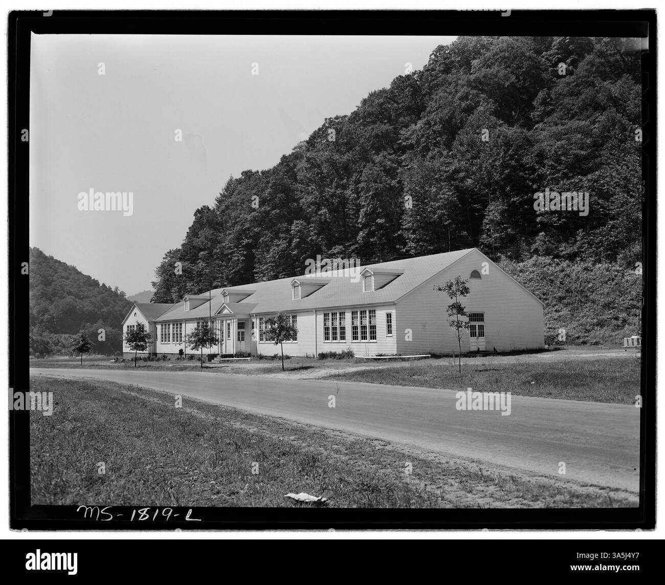Une école située près des mines de Kopperston de la Koppers Coal Division, servant les enfants des mineurs du comté de Wyoming, en Virginie-occidentale. Il reflète les installations éducatives disponibles pour les enfants dans les communautés minières. Banque D'Images