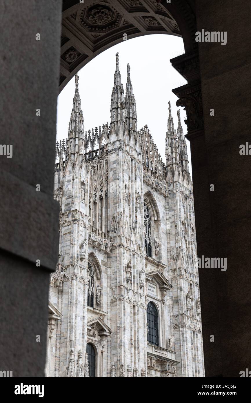 Extérieur de la cathédrale de Milan (Duomo di Milano) vu à travers l'arche Galleria Vittorio Emanuele II, Milan, Lombardie, Italie Banque D'Images