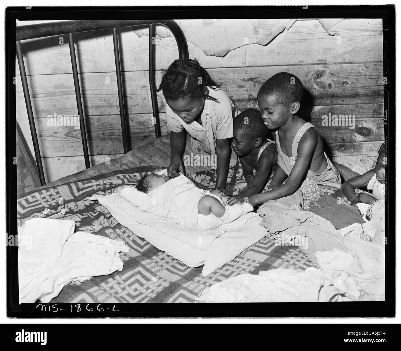 Trois des enfants de Lawson Mayo admirent leur plus jeune frère et sœur à Harmco, dans le comté du Wyoming, en Virginie-occidentale, reflétant la vie familiale dans une communauté minière. Banque D'Images
