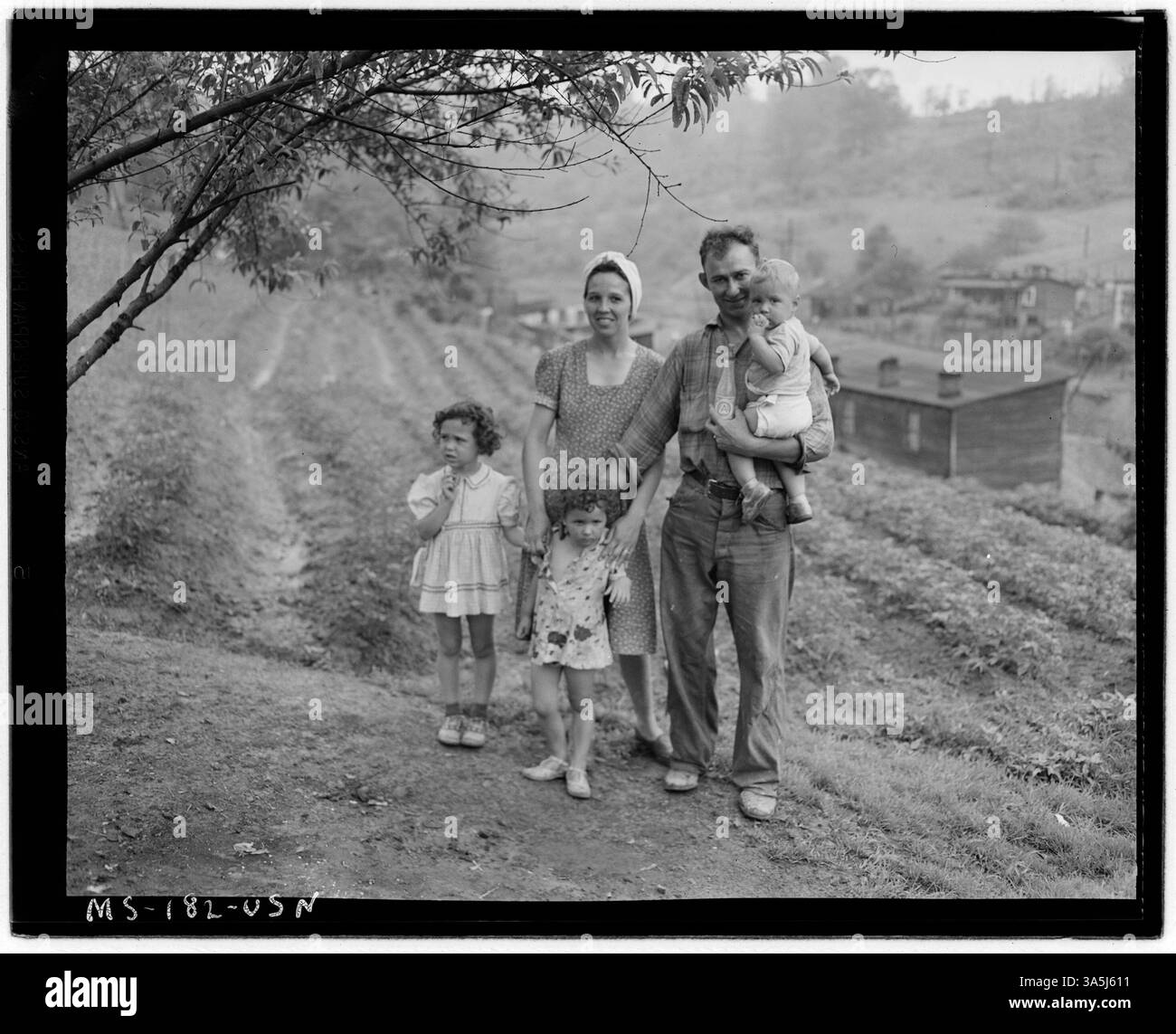 Une photographie du mineur N. Orinick et de sa famille debout devant leur jardin à la mine Louise de la Louise Coal Company à Osage, comté de Monongalia, Virginie-occidentale. L'image montre la vie familiale d'un mineur dans une communauté minière rurale. Banque D'Images