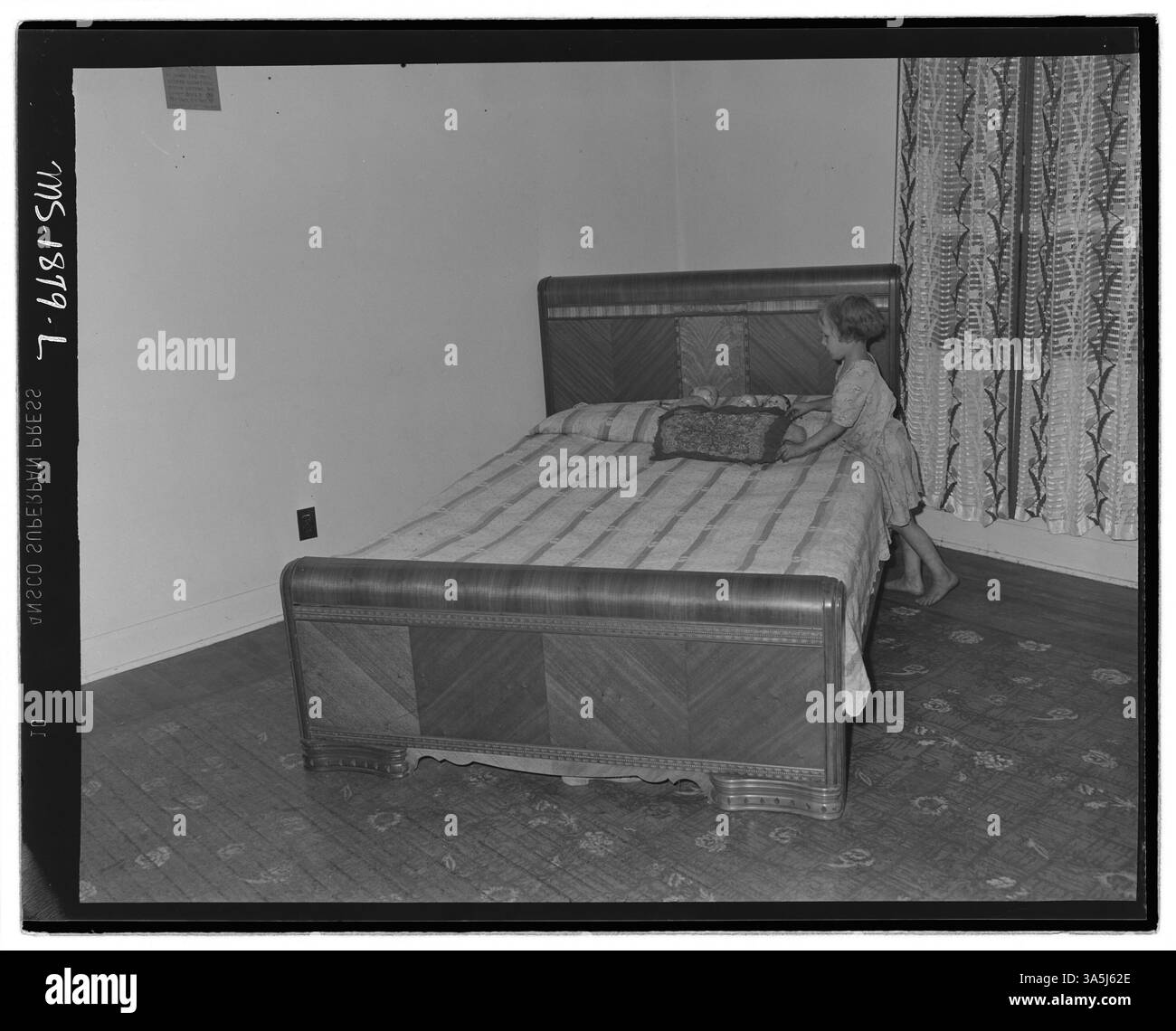 La chambre dans la maison de T. J. Martin, un mineur à la Koppers Coal Division, situé à Kopperston, Virginie-occidentale. Cette photographie de 1946 illustre les conditions de vie modestes des familles des mineurs à cette époque. Banque D'Images