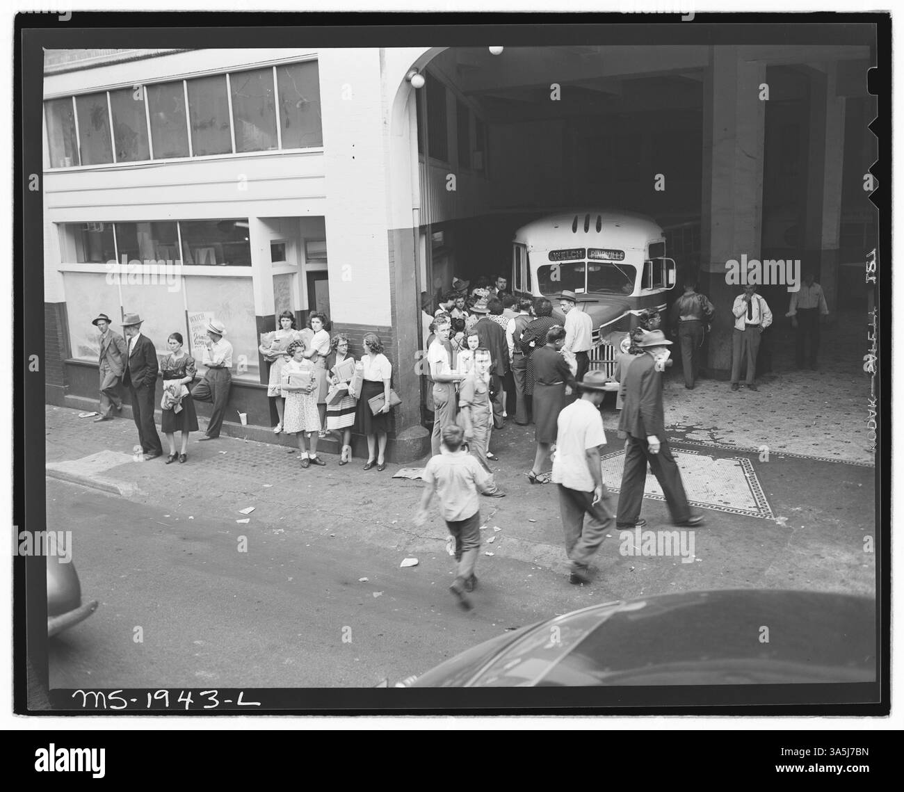 Cette photographie de 1946 capture des gens dans la gare routière de Welch, comté de McDowell, Virginie-occidentale, un centre de transport central pour les mineurs et leurs familles dans la région. Banque D'Images