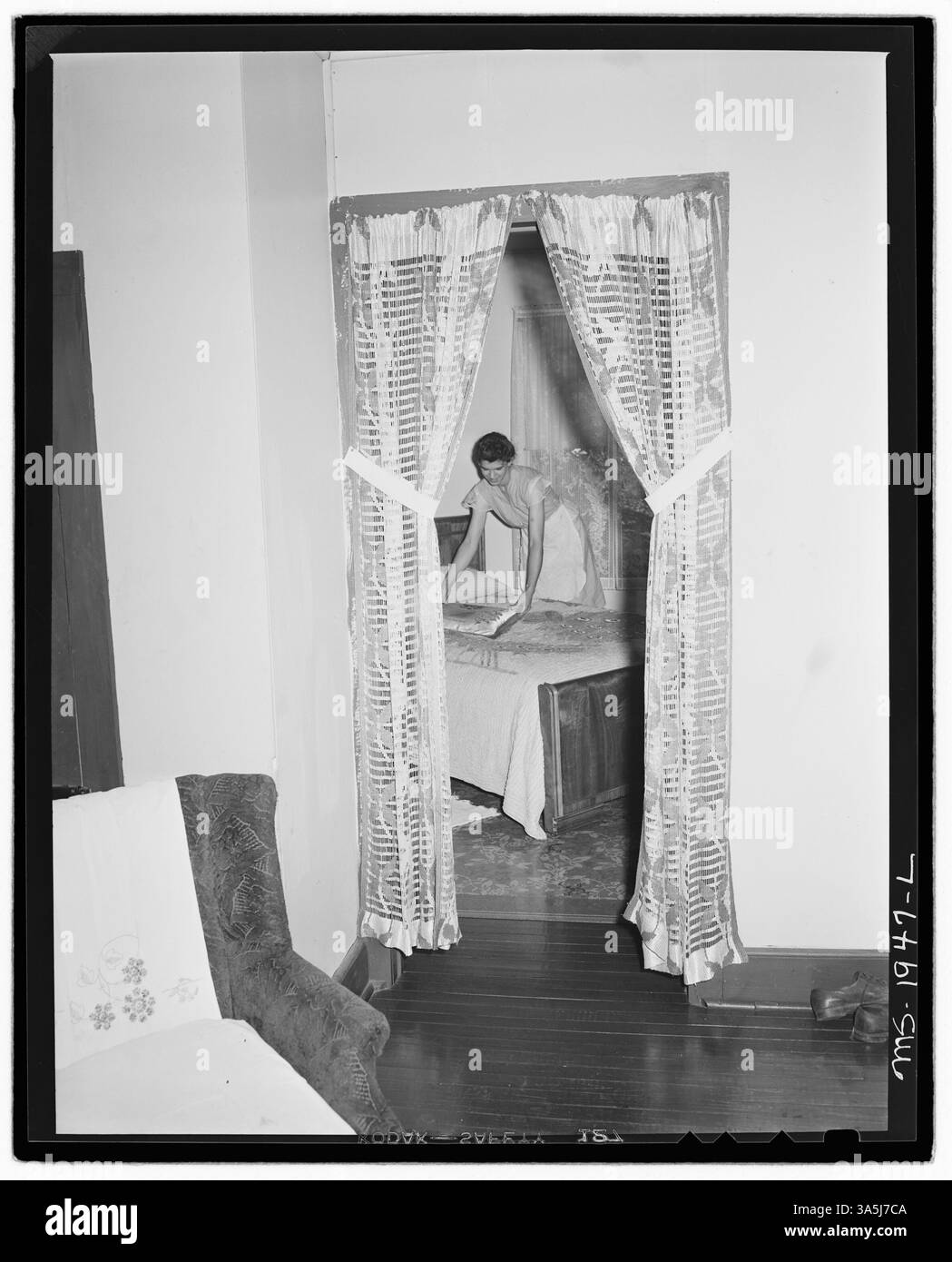 MRS Tommy Swafford dans la chambre de sa maison de quatre pièces à Panther, comté de McDowell, Virginie-occidentale, où son mari paie 9 $ par mois pour le loyer. Banque D'Images