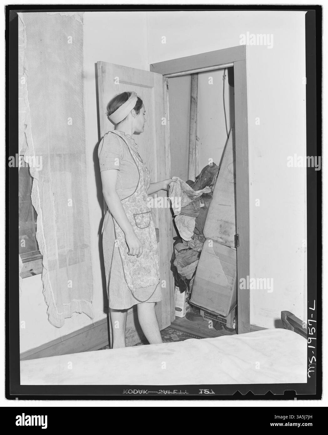 MRS Phillip Asbury, épouse d'un mineur, se tient près du placard de leur maison de quatre chambres à coucher à la mine Douglas à Panther, comté de McDowell, Virginie-occidentale, reflétant les conditions de vie offertes par l'entreprise. Banque D'Images