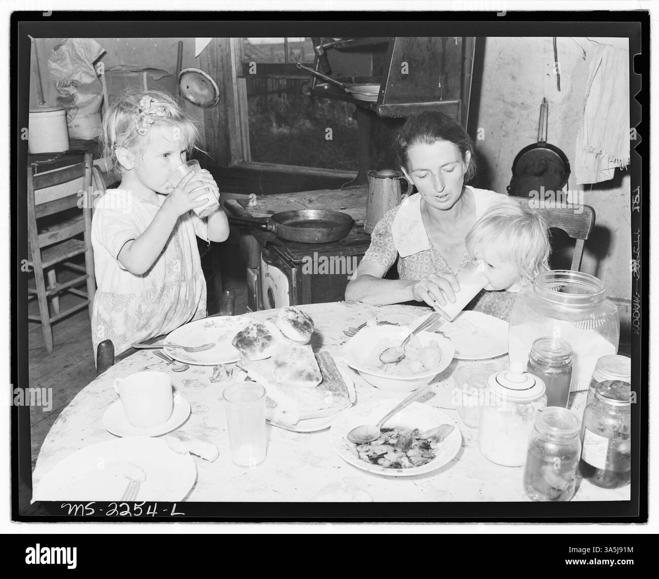 MRS Dillard Eldridge et ses enfants s’assoient pour le souper chez eux près de la mine Belva de la Kentucky Straight Creek Coal Company. La famille pratique l'autosuffisance, élevant un jardin et du bétail. La mine a été abandonnée après une explosion en 1945. Banque D'Images