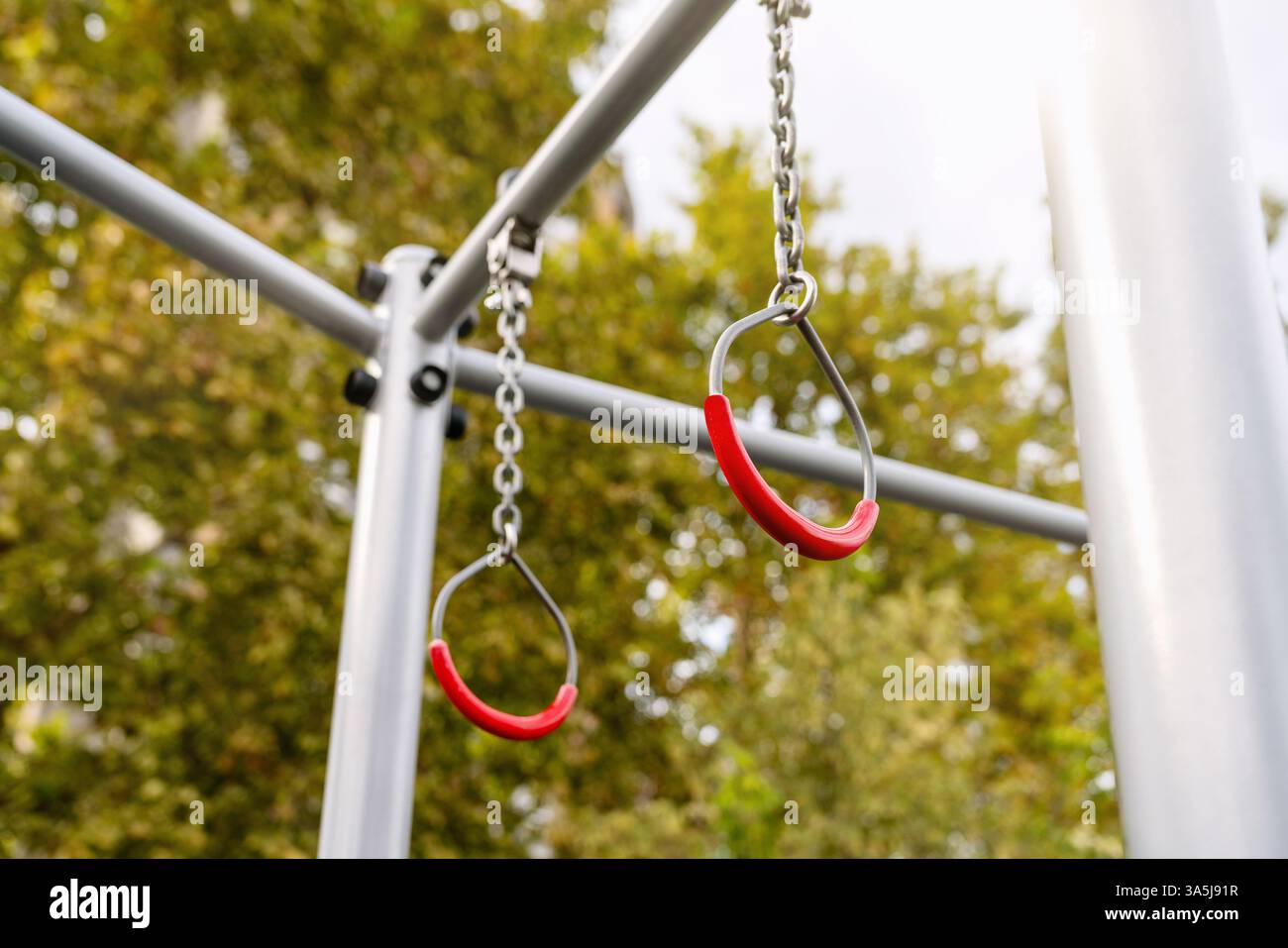 Gros plan anneaux de gymnastique, parc de fitness extérieur Banque D'Images