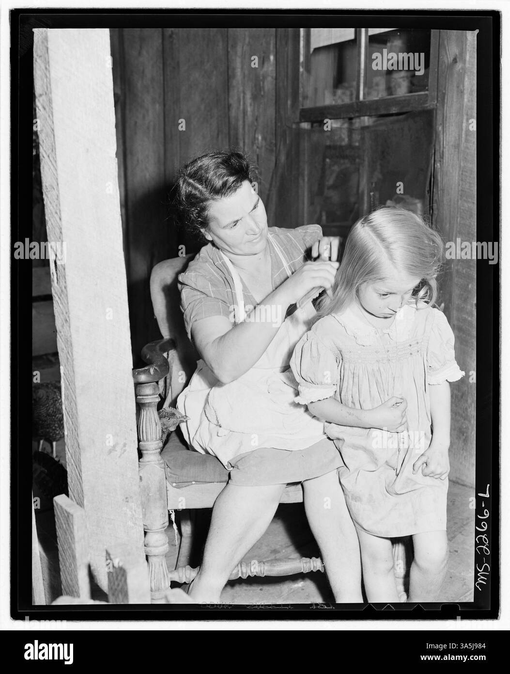 Cette photographie de 1946 montre MRS Tommy Fisher, la veuve d’un mineur tué dans une explosion à la mine Belva de la Kentucky Straight Creek Coal Company dans le comté de Bell, Kentucky, debout sur le porche avant de sa maison. La mine a été abandonnée après la tragédie. Banque D'Images