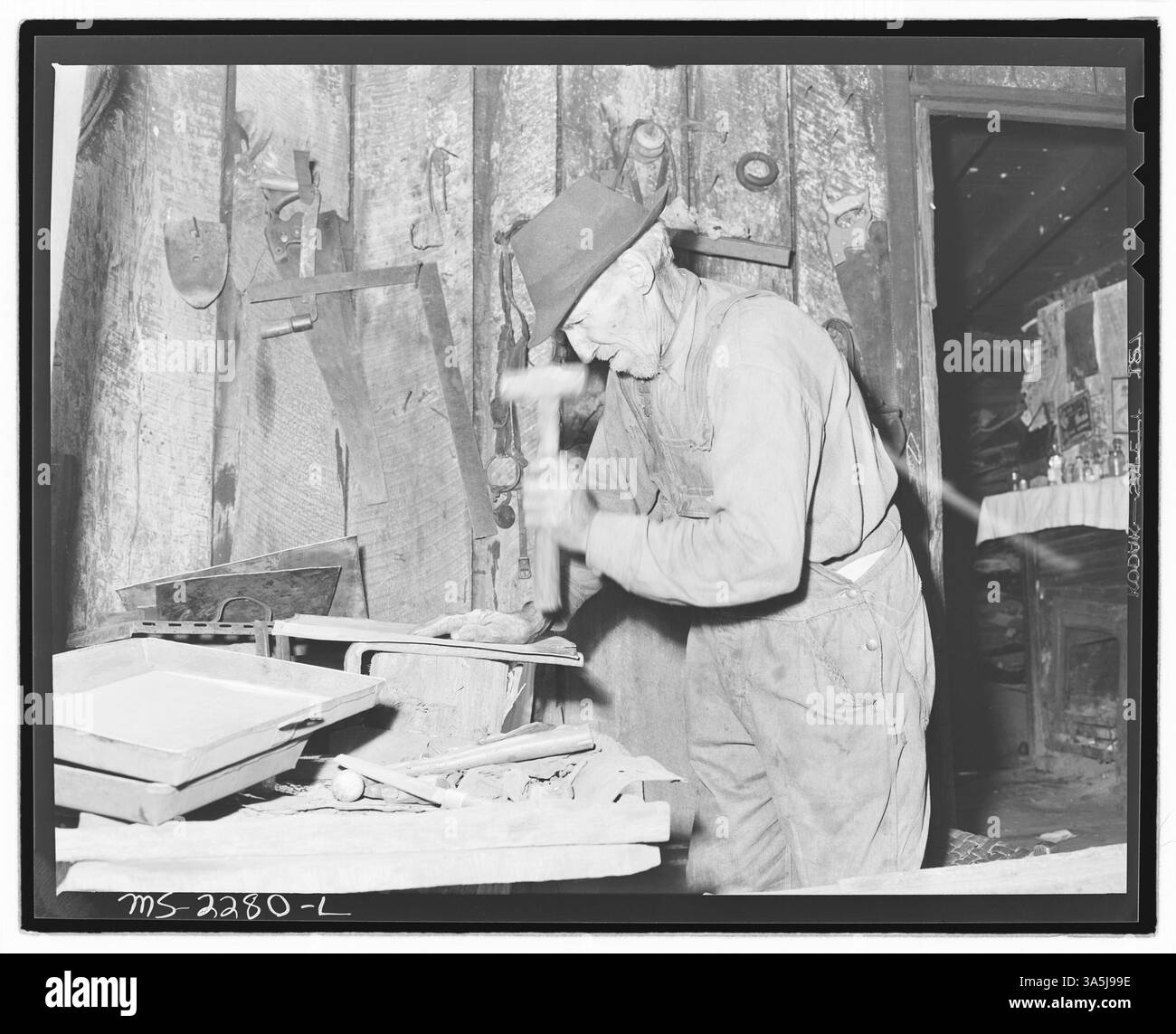 W. H. Lawson, un ancien mineur, revient sur ses 60 années passées dans les mines de charbon de la mine abandonnée Belva dans le comté de Bell, au Kentucky. La mine a été fermée après une explosion en décembre 1945. Bien qu'il ne reçoive pas de pension de la société, Lawson survit grâce à une pension de l'État et réutilise la ferraille de la décharge minière. Banque D'Images
