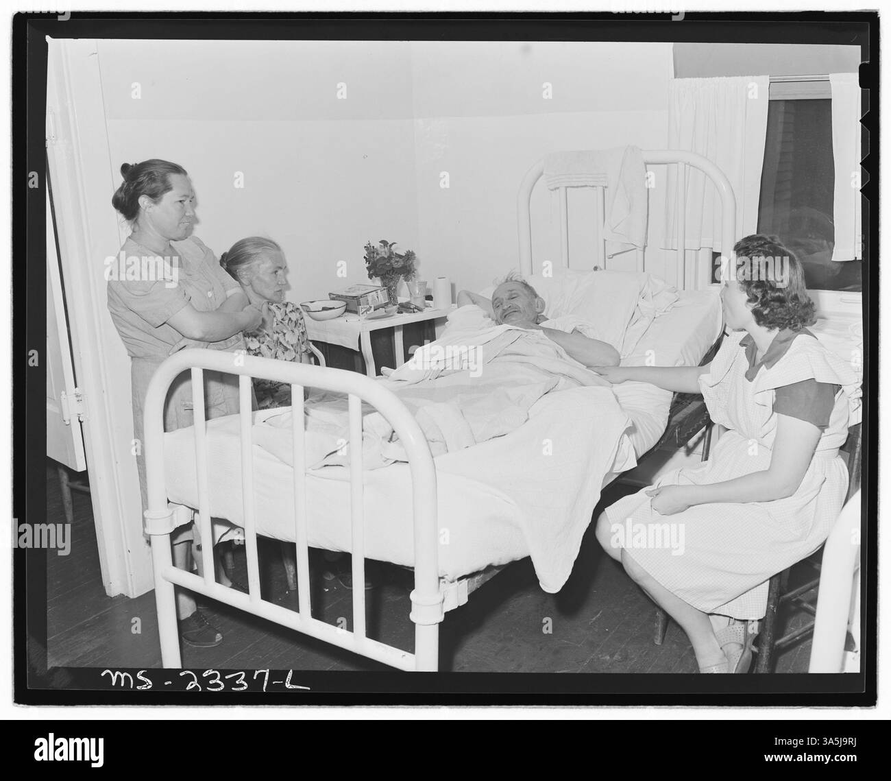 Dan Moore, mineur aux 30-31 Mines de Black Mountain Corporation à Kenvir, au Kentucky, reçoit la visite de membres de sa famille alors qu’il se convalorise à l’hôpital de l’entreprise après avoir subi un traitement pour une double hernie. Archives nationales à College Park - photos fixes. Banque D'Images