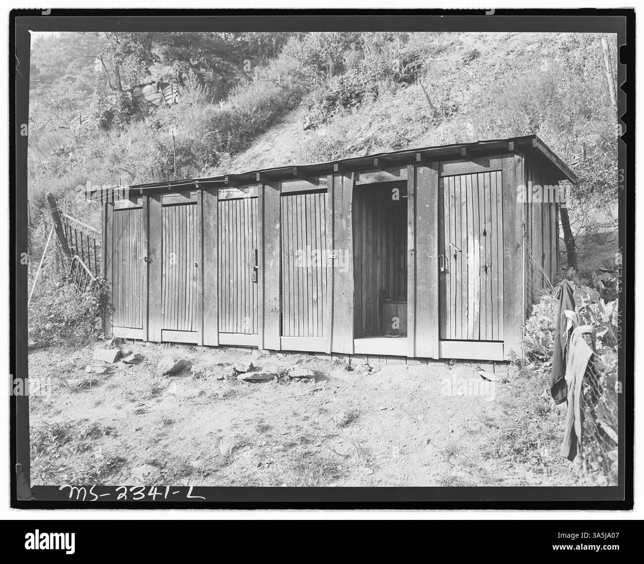 Une rangée de prélèvements est montrée, la troisième en partant de la gauche étant utilisée par la famille Furman Currington. Les préposés sont situés près des 30-31 mines de Black Mountain Corporation à Kenvir, au Kentucky. L'image est archivée aux Archives nationales. Banque D'Images