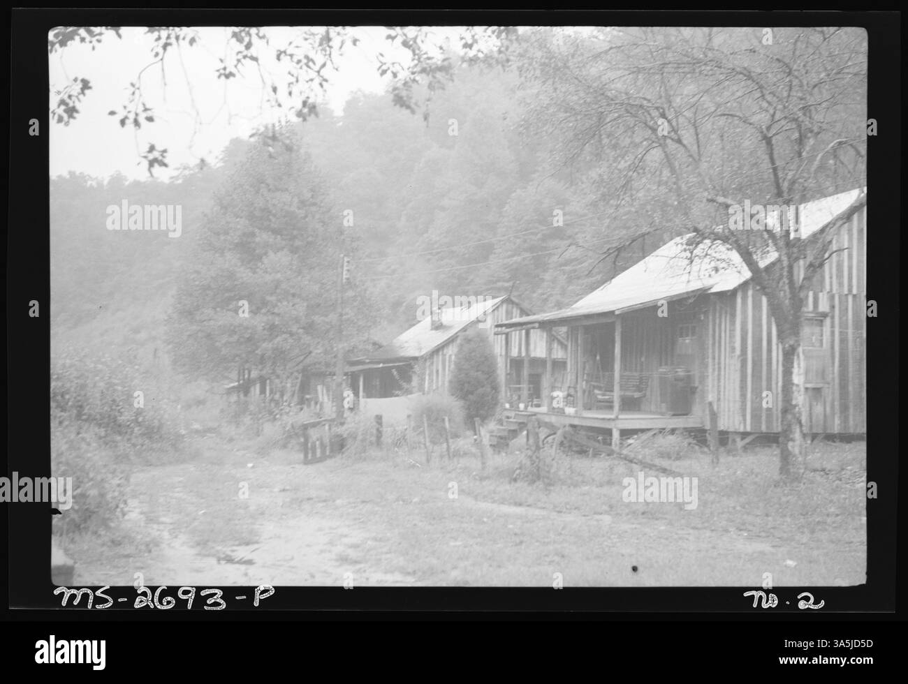 Vue générale du camp de la mine Darby de Peerless Darby Coal Company à Splint, comté de Harlan, Kentucky, montrant les zones résidentielles et industrielles de la communauté minière. Banque D'Images