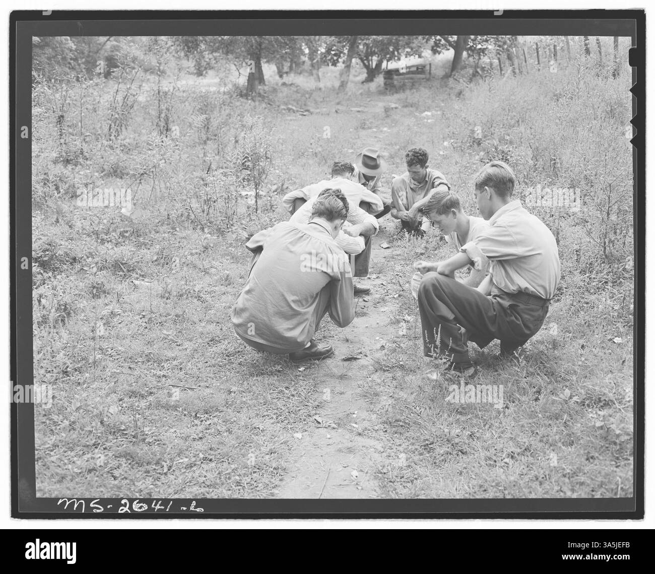 Les mineurs de la mine Clover Gap dans le comté de Harlan, Kentucky, passent leur dimanche après-midi à jouer au craps au bord de la rivière. Banque D'Images