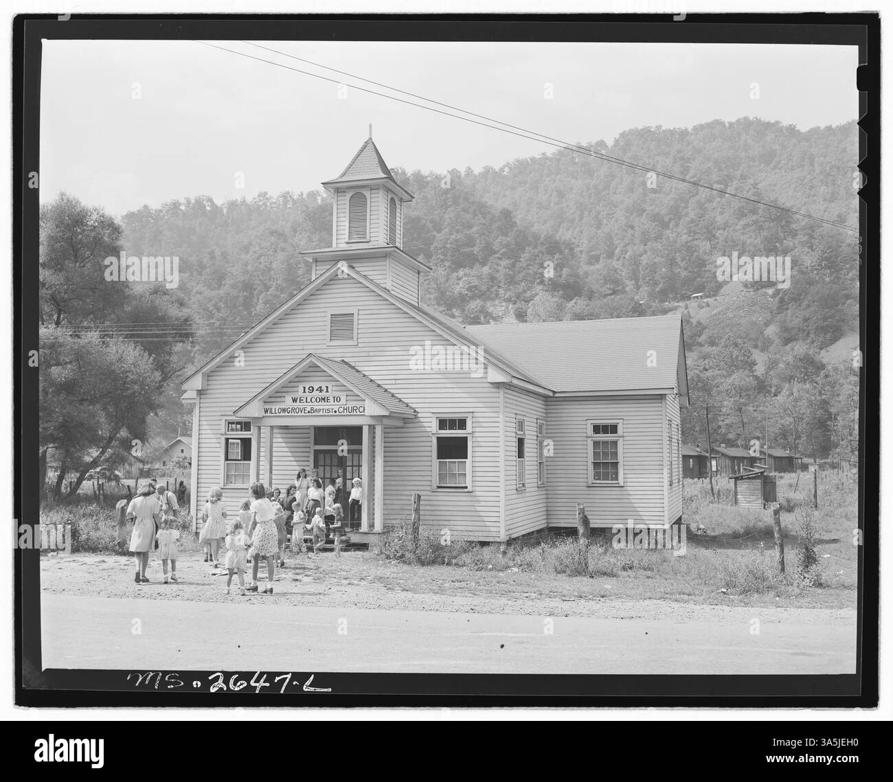 Les enfants se rendent à l'école du dimanche à l'église baptiste de Lejunior, dans le comté de Harlan, au Kentucky, une activité communautaire importante dans la ville minière. Banque D'Images Les enfants se rendent à l'école du dimanche à l'église baptiste de Lejunior, dans le comté de Harlan, au Kentucky, une activité communautaire importante dans la ville minière. Banque D'Images