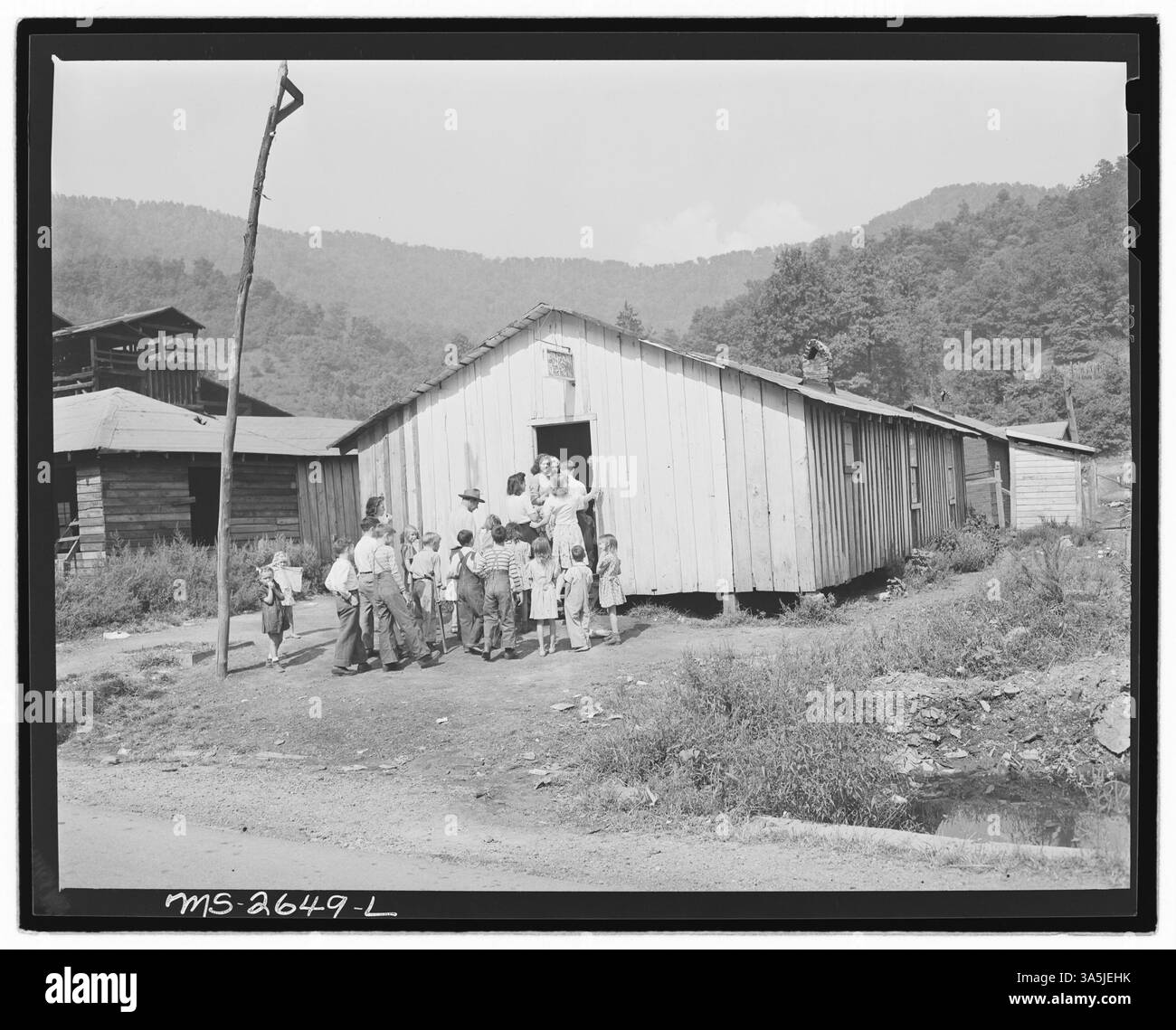 Les enfants sont en route pour l'école du dimanche à l'église pentecôtiste de Dieu à Lejunior, dans le comté de Harlan, au Kentucky. L'image montre le fort sentiment de communauté et de foi dans cette ville minière de charbon. Banque D'Images