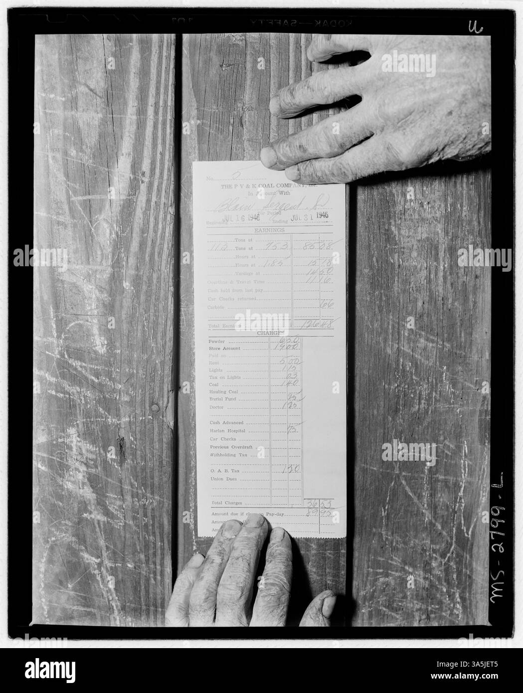 Le bordereau de paie de M. Blaine Sergent de la mine Clover Gap de P V & K Coal Company à Lejunior, comté de Harlan, Kentucky, détaillant ses salaires. Banque D'Images