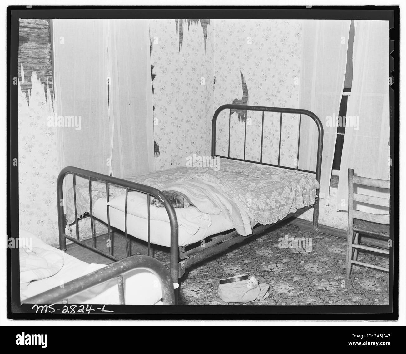 La chambre des enfants dans la maison de Blaine Sergent, un mineur travaillant à la mine Clover Gap de P V & K Coal Company à Lejunior, comté de Harlan, Kentucky. Cette image capture les conditions de vie des familles minières. Banque D'Images