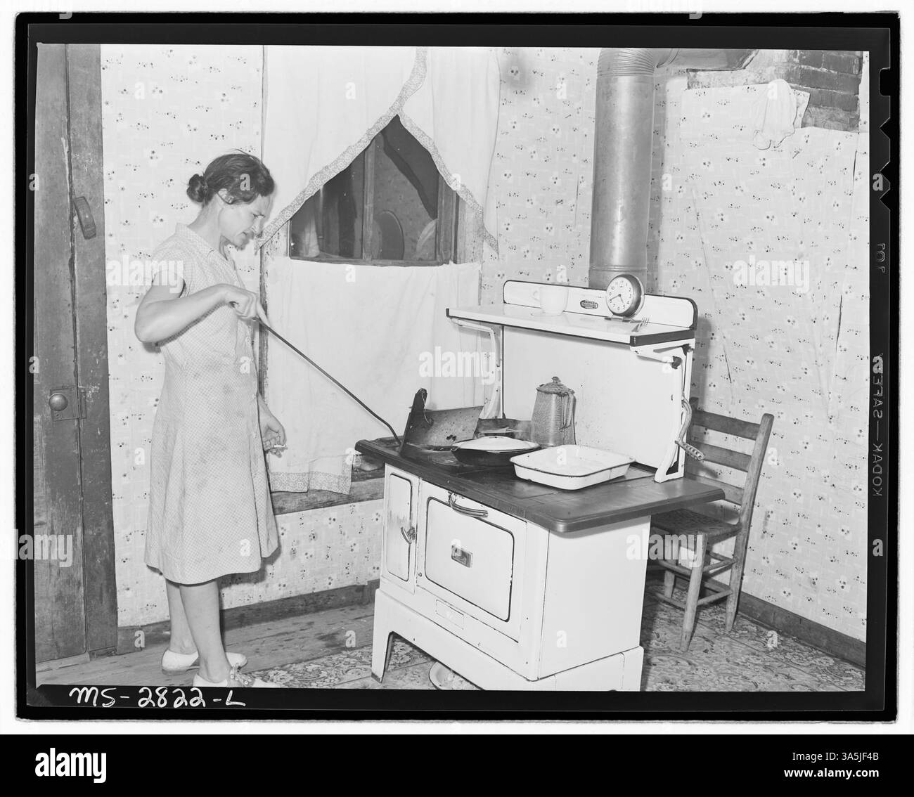 MRS Blaine Sergent cuisine le petit déjeuner à la mine Clover Gap, Lejunior, comté de Harlan, Kentucky, alors qu'elle attisse le feu le matin. Banque D'Images