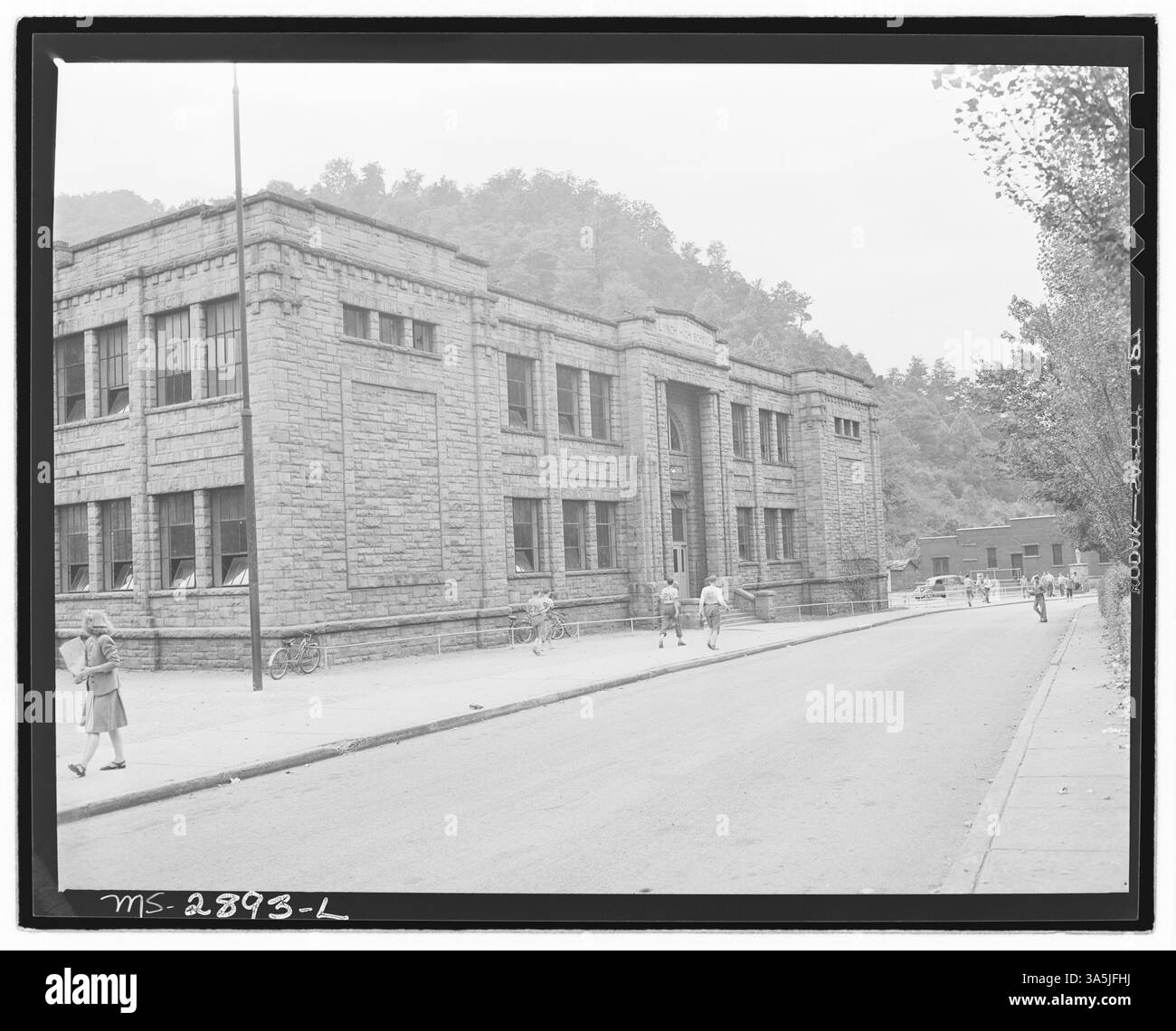 Cette image montre l’école secondaire associée aux mines US #30 & 31 de la U.S. Coal & Coke Company à Lynch, dans le comté de Harlan, Kentucky. L'école faisait partie intégrante de l'infrastructure de la ville de la compagnie, au service des enfants des mineurs. Banque D'Images