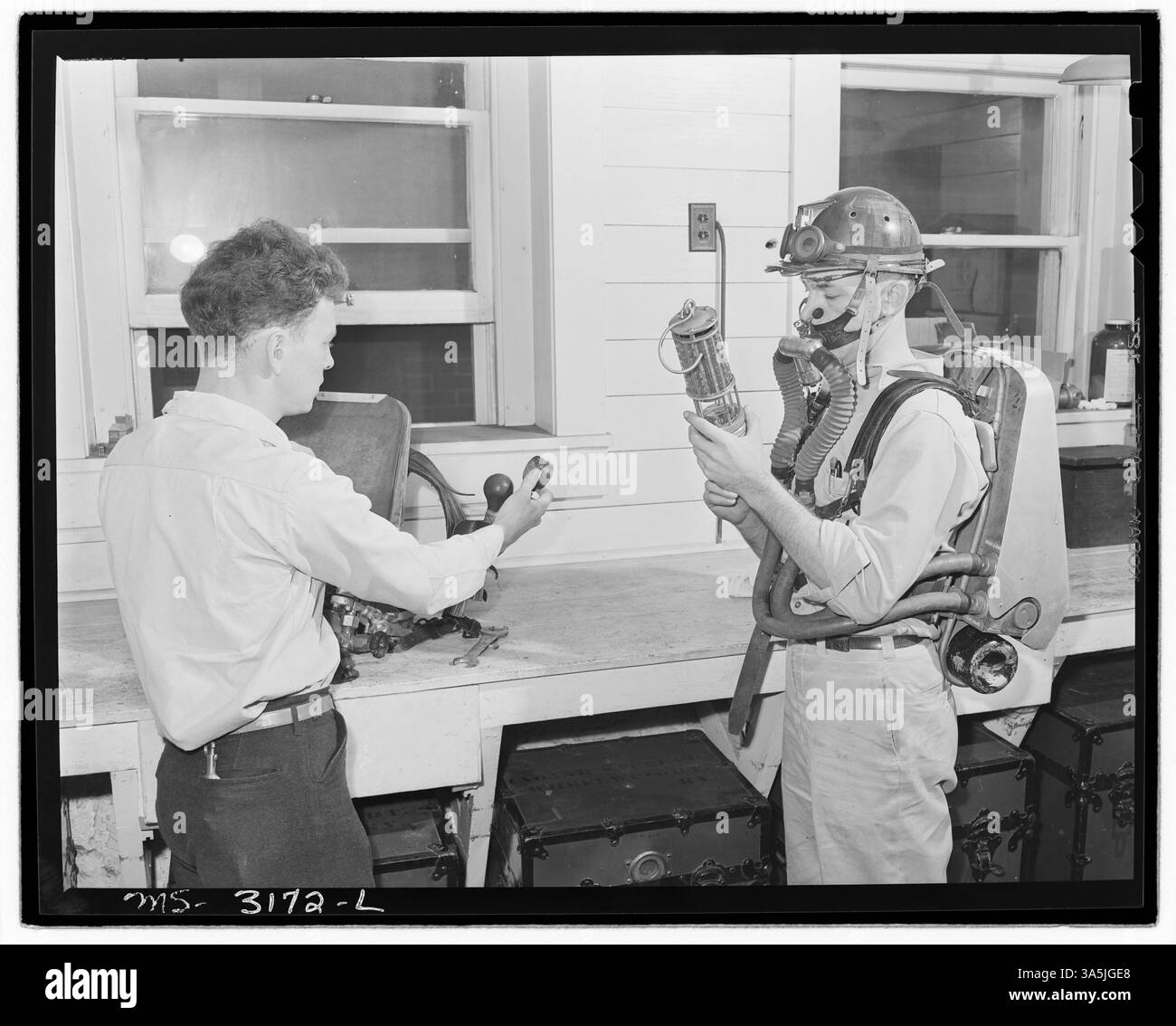 Les membres de l’équipe de sauvetage minier de la mine Wheelwright Mines d’Inland Steel Company, dans le comté de Floyd, au Kentucky, sont montrés avec un appareil de sécurité approuvé, y compris une lampe de sécurité et un équipement d’oxygène pour utilisation dans des conditions d’explosion de mines gazeuses. Banque D'Images