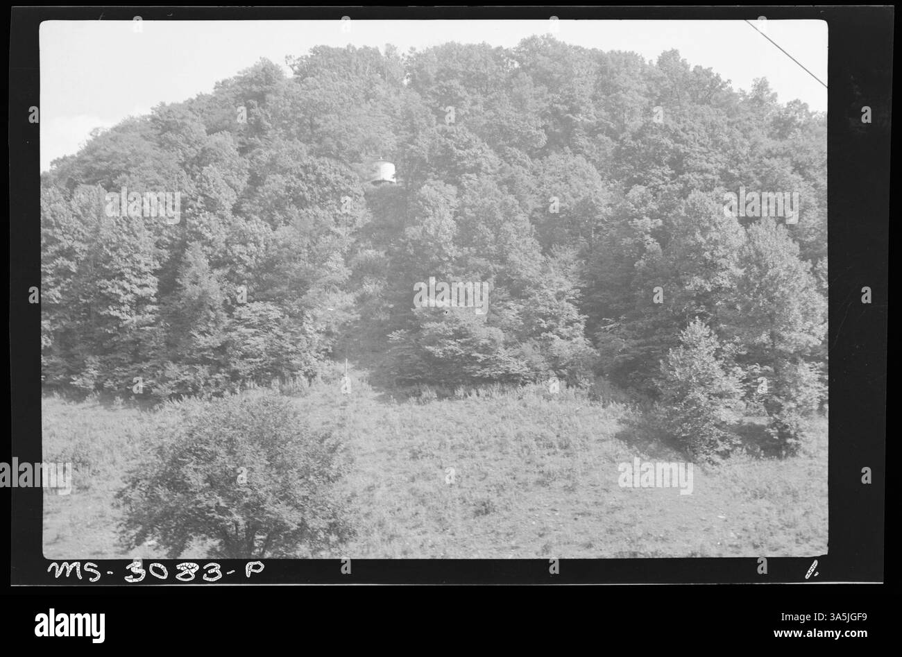 Une vue d'un réservoir d'eau de 35 000 gallons aux mines #9, 11 et 12 de Red Jacket Coal Corp. à Coal Mountain, comté du Wyoming, Virginie-occidentale, avec un réservoir similaire de 90 000 gallons, une partie de l'infrastructure d'approvisionnement en eau du site pour les opérations minières. Banque D'Images