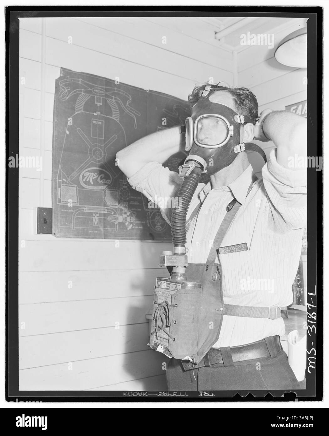 Un membre de l’équipe de sauvetage minier des mines Wheelwright 1 & 2 de l’Inland Steel Company dans le comté de Floyd, Kentucky, se préparant aux opérations de sauvetage avec un masque à gaz. Banque D'Images Un membre de l’équipe de sauvetage minier des mines Wheelwright 1 & 2 de l’Inland Steel Company dans le comté de Floyd, Kentucky, se préparant aux opérations de sauvetage avec un masque à gaz. Banque D'Images