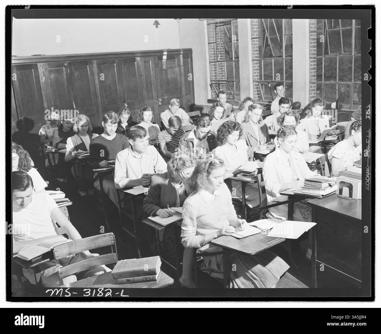 George Fain, le fils du chargeur de charbon Harry Fain, est photographié en train de fréquenter une classe de lycée. Cette photo reflète les aspirations éducatives des enfants des familles minières du comté de Floyd, au Kentucky. Banque D'Images