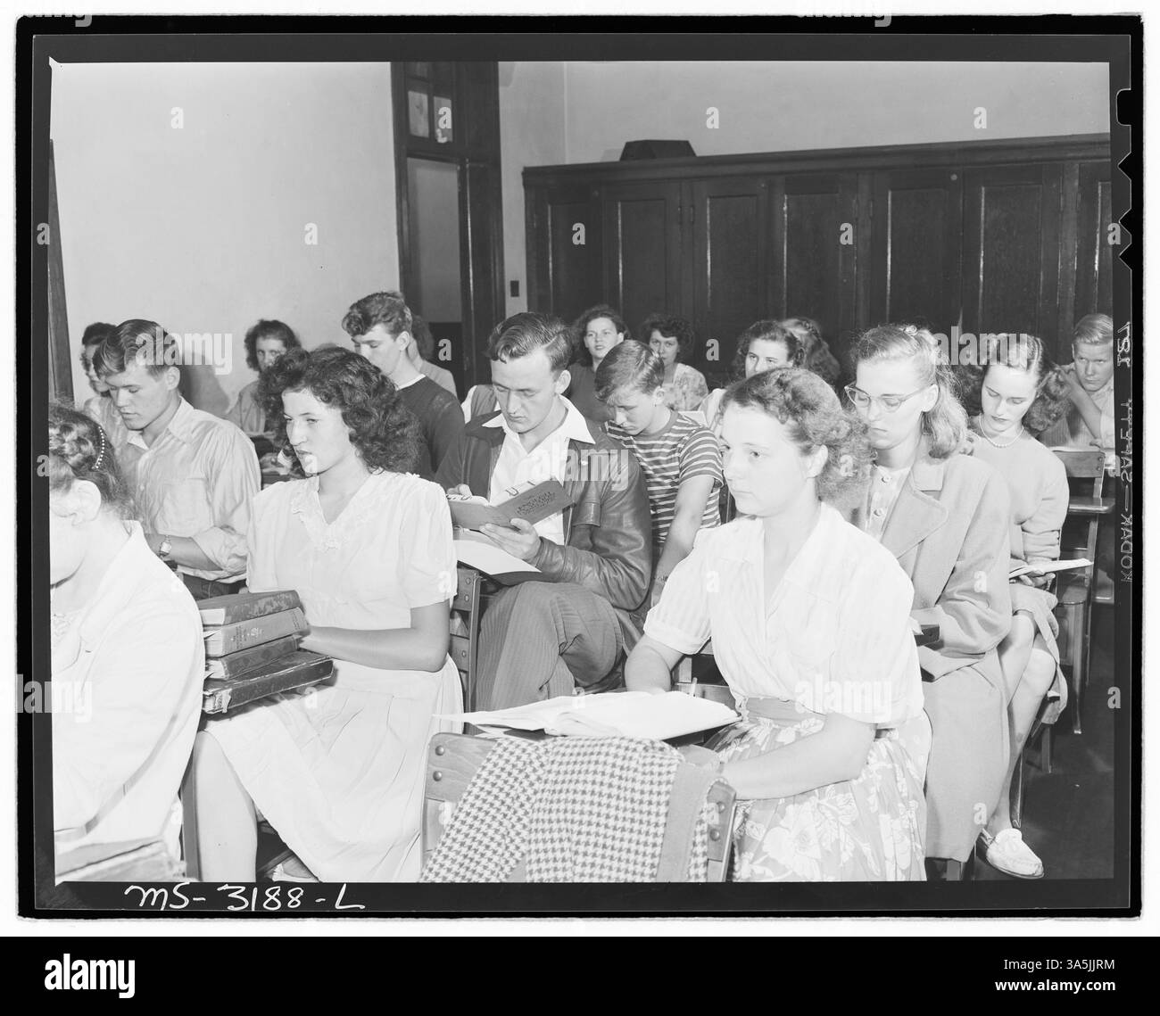 Cette photographie de 1946 montre George Fain, fils d’un chargeur de charbon à Wheelwright Mines de l’Inland Steel Company, fréquentant une classe d’école secondaire dans le comté de Floyd, au Kentucky. Son aspiration est de poursuivre ses études à l'université. Banque D'Images
