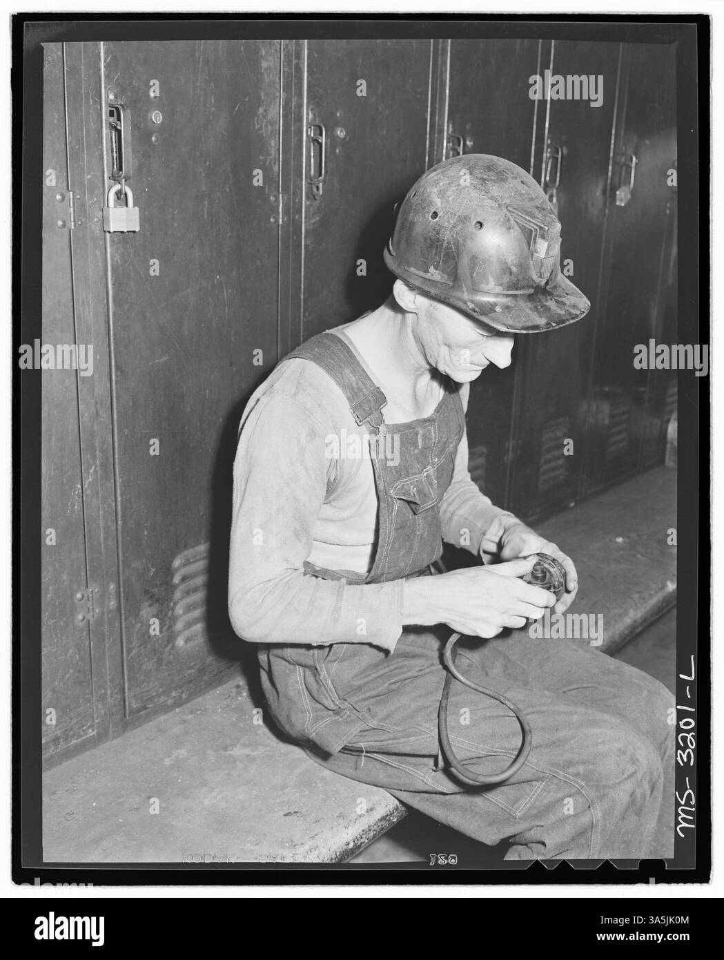 Harry Fain, mineur à Wheelwright Mines de la Inland Steel Company, assemble sa lampe de sécurité dans les bains de la mine, une partie essentielle de sa routine de travail. Banque D'Images