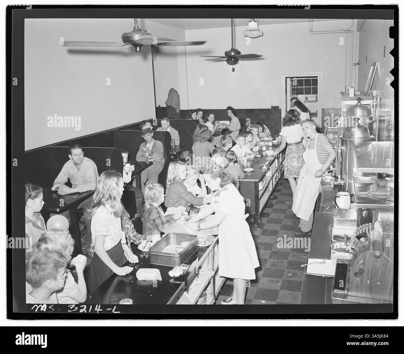Ce restaurant, situé dans un bâtiment de charbon communautaire près des mines Wheelwright #1 & 2 de la Inland Steel Company, est principalement visité par les enfants pendant les pauses déjeuner. Il fonctionne comme une concession privée pour les familles locales. Banque D'Images