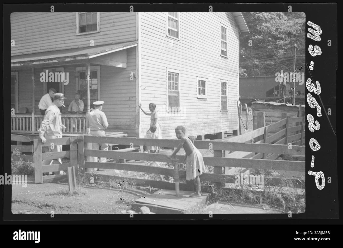 Une vue de face de la maison no 1 de la mine Amherst Coal Company à Amherstdale, comté de Logan, Virginie-occidentale, avec un robinet d'eau partagé desservant 16 familles dans le camp de Braeholm. Banque D'Images