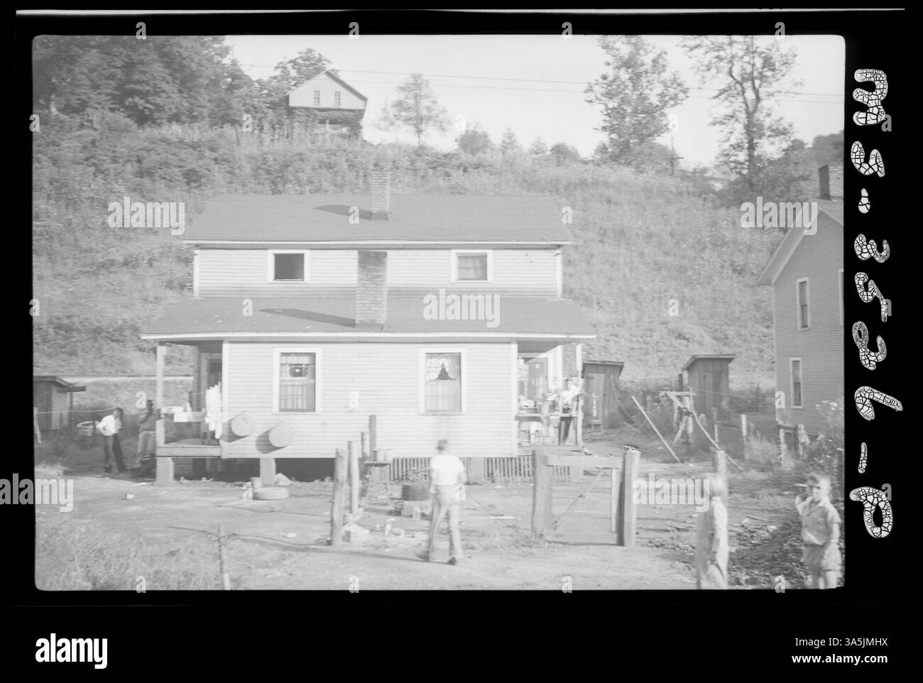Une vue de face d’une maison près de la mine No. 3 d’Amherst Coal Company à Accoville, comté de Logan, Virginie-occidentale. Cette maison reflète la vie résidentielle dans une communauté minière de charbon. Banque D'Images