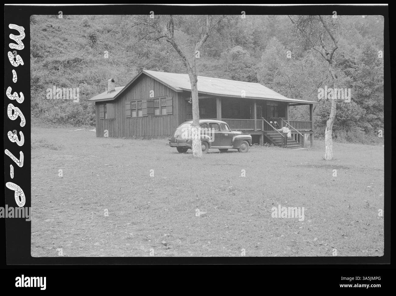 Cette photographie de 1946 montre une vue différente du bâtiment administratif du Camp Buffalo au Buffalo Creek Hollow Recreation Project à Kistler, comté de Logan, Virginie-occidentale. Le bâtiment a servi de salle de réunion et de salle à manger pour la communauté locale. Banque D'Images