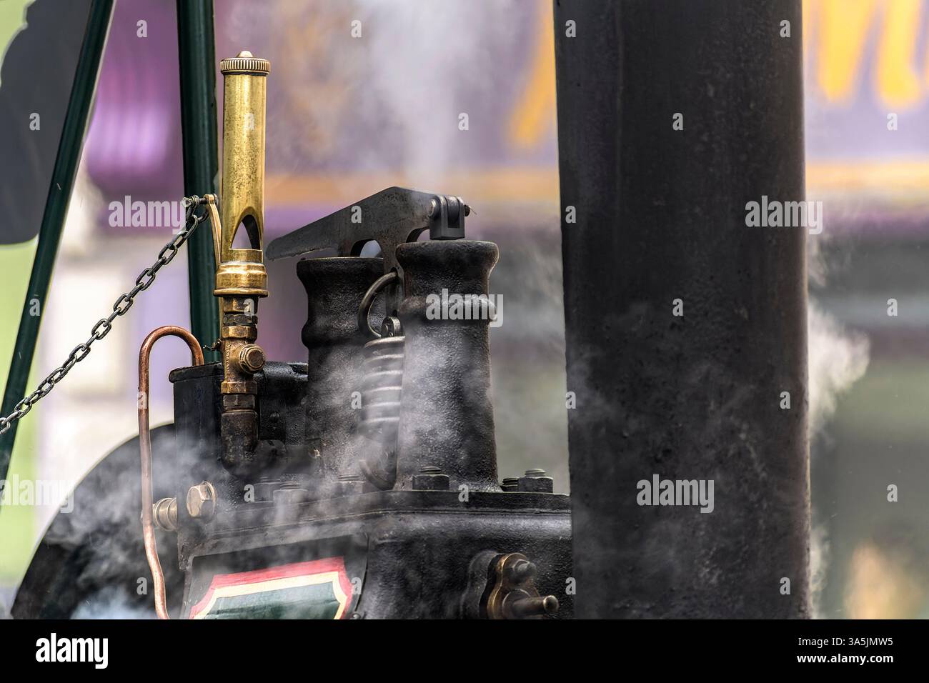 Patrick – Parade. Arklow, Irlande. 2025 gros plan du sifflet en laiton et en fer d'une machine à vapeur, détails de corne avec de la vapeur s'échappant. Banque D'Images