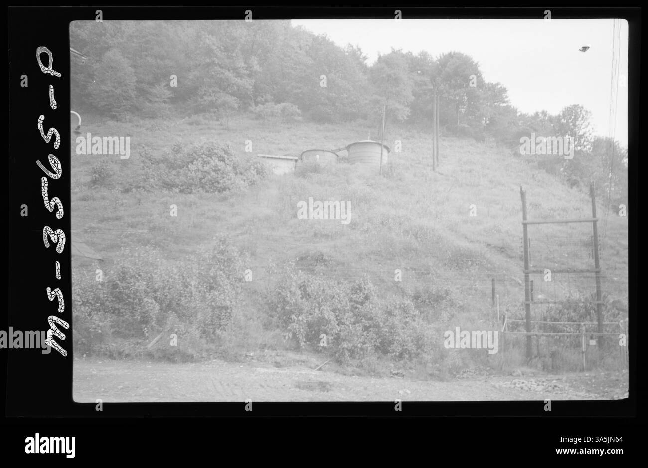 Vue du réservoir d’eau de la mine Lorado #2 de Lorado Coal Mining Company dans le comté de Logan, en Virginie-occidentale. Le char a joué un rôle essentiel dans les opérations minières de la région. Banque D'Images