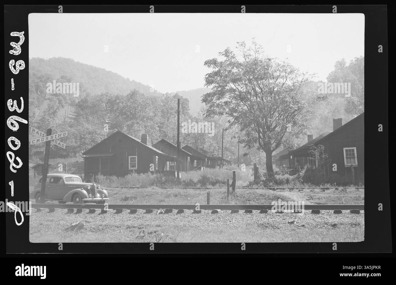 Une vue d'une autre section du camp minier de Clover Fork à Kitts, comté de Harlan, Kentucky, mettant en valeur l'infrastructure résidentielle et industrielle pour les travailleurs miniers. Banque D'Images