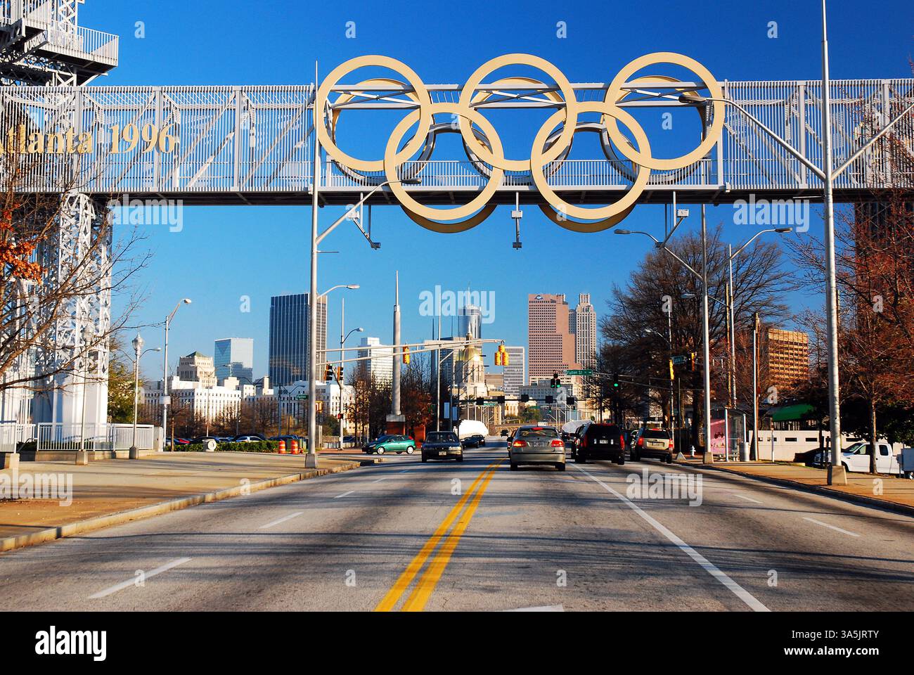 Les anneaux olympiques surplombent les gratte-ciel d'Atlanta, en Géorgie, qui accueille les Jeux d'été de 1996 Banque D'Images