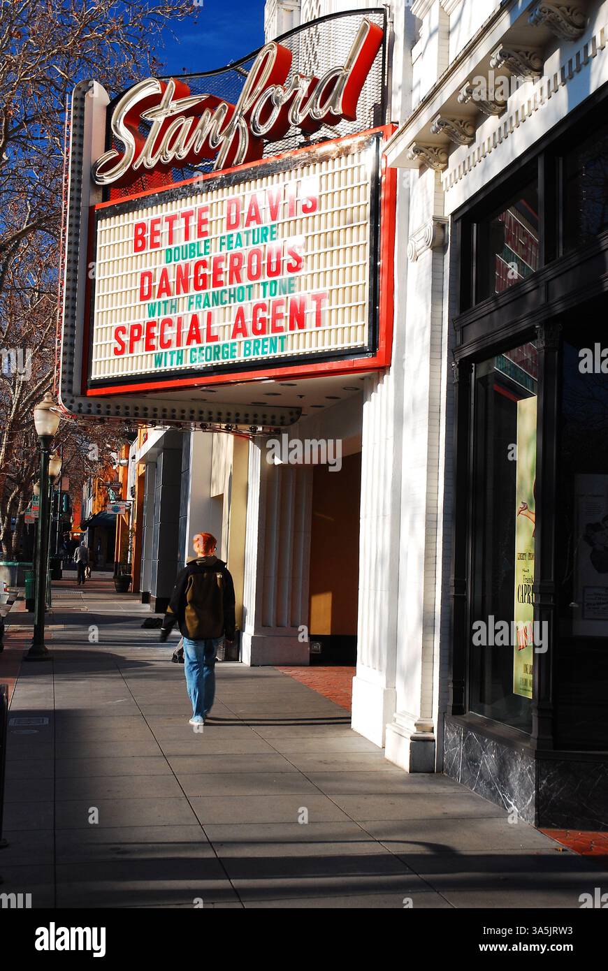 Une jeune femme marche sous un chapiteau montrant des films hollywoodiens classiques à Palo Alto, en Californie Banque D'Images