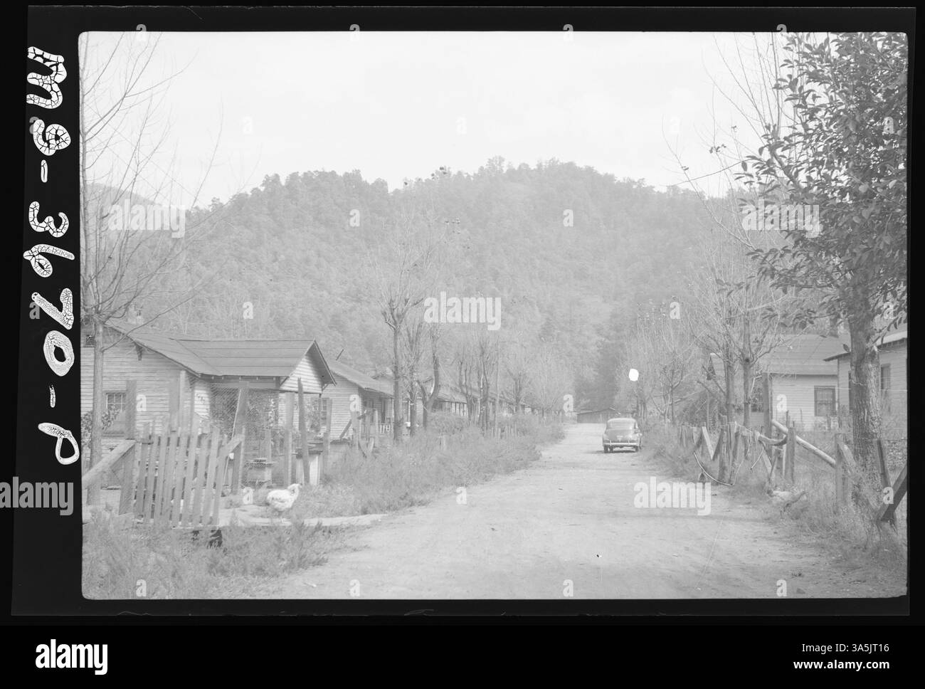 Vue sur la rue des maisons du camp Chevrolet, associées à la mine Crown de la Blue Diamond Coal Company dans le comté de Harlan, Kentucky, donnant un aperçu de la vie dans le camp minier. Banque D'Images